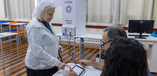 Eleitora votando nas Eleições 2026