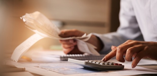 Biometria ajuda a simplificar o preenchimento da declaração de IR e agiliza o recebimento da restituição A imagem mostra o momento em que uma pessoa está engajada em uma análise financeira. A pessoa es...