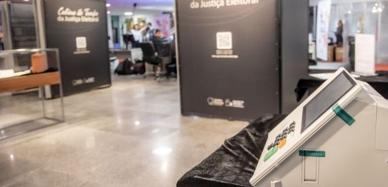 Justiça Eleitoral catarinense realiza a exposição “Cabina do Tempo”