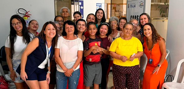 Mulheres pousando para foto em evento sobre cidadania e participação feminina na política 