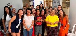 Mulheres pousando para foto em evento sobre cidadania e participação feminina na política 