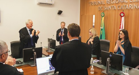 Desembargadora Maria do Rocio Luz Santa Ritta preside sua última sessão no Pleno do TRE-SC
