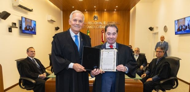 Desembargador Jaime Machado Júnior é empossado como juiz substituto do Pleno do TRE-SC. Créditos: Luciano Nunes Desembargador Jaime Machado Júnior é empossado como juiz substituto do Pleno do TRE-SC. Créditos...