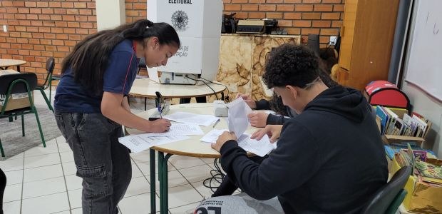 Eleição mirim leva mais de 6 mil eleitores às urnas eletrônicas em Caçador Eleição mirim leva mais de 6 mil eleitores às urnas eletrônicas em Caçador