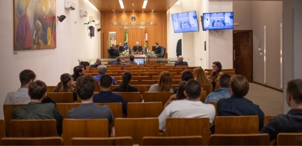 Estudantes de Direito da Unisul participam de visita técnica no TRE-SC. Créditos: Maurílio Quadros Estudantes de Direito da Unisul participam de visita técnica no TRE-SC. Créditos: Maurílio Quadros