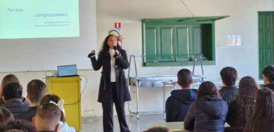 Estudantes de ensino médio aprendem sobre a trajetória da Justiça Eleitoral brasileira