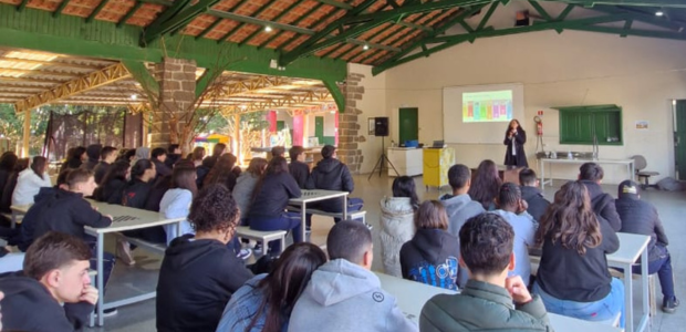 Estudantes de ensino médio aprendem sobre a trajetória da Justiça Eleitoral brasileira Estudantes de ensino médio aprendem sobre a trajetória da Justiça Eleitoral brasileira