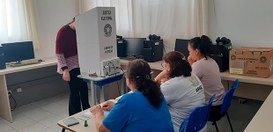 Mais de dois mil eleitores participam de eleição para vereador mirim em Balneário Piçarras