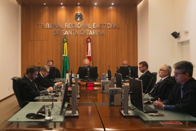 Desembargador Civinski conduz primeira sessão como presidente do TRE-SC