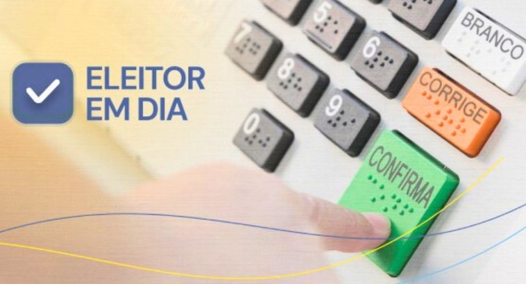TRE-PB: Eleitor em dia (1140x615px) #PraTodosVerem: Na imagem aparece à esquerda o texto “Eleitor em Dia”; e à direita o dedo indica...
