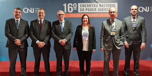 Foto do presidente do TRE-SC, desembargador Leopoldo Brüggemann, ao lado de dirigentes do Tribun...