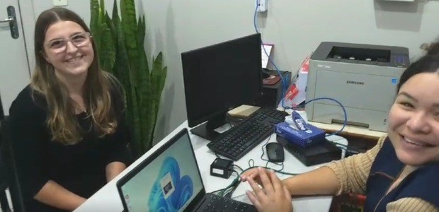 Eleitora emitindo seu primeiro título durante atendimento itinerante em Blumenau