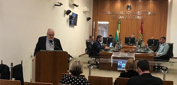 TRE-SC-audiência plano de mídia Foto do desembargador Alexandre d'Ivanenko conduzindo a reunião que definiu o plano de mídia da ...