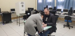 Com urnas eletrônicas, crianças e adolescentes participam de eleição para vereador mirim em Rio ...