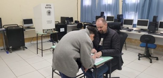 Com urnas eletrônicas, crianças e adolescentes participam de eleição para vereador mirim em Rio ...