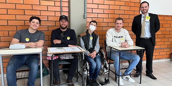 TRE-SC-Eleitor com deficiência é mesário voluntário Foto do eleitor Guilherme Uriel Godoi, 19 anos, ao lado de outros mesários voluntários durante o...