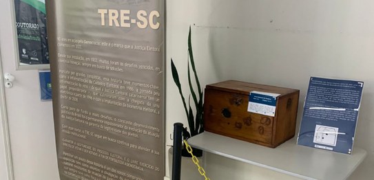 Exposição do acervo da JE com urna em madeira