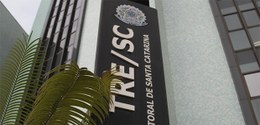 Foto da fachada da sede do Tribunal Regional Eleitoral de Santa Catarina