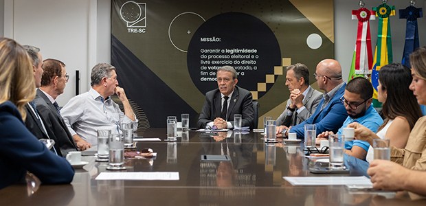 TRE-SC-FECAM Justiça Eleitoral de SC e FECAM assinam termo de parceria para eleições de 2026