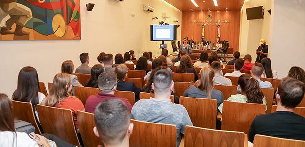 Alunos da Unoesc visitam o TRE-SC