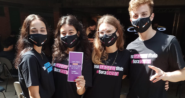 Estudantes de Criciúma participam da ação da campanha Meu primeiro título #BoraVotar, do TRE-SC