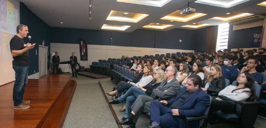 Ação da campanha #BoraVotar do TRE-SC no Colégio Catarinense