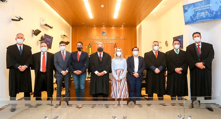 Pleno do TRE-SC recebe grupo de observadores internacionais