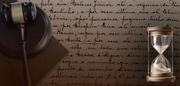 A imagem ilustra um martelo utilizado por juiz, parte de um documento histórico e uma ampulheta 