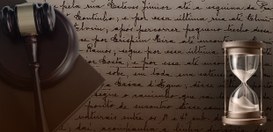 A imagem ilustra um martelo utilizado por juiz, parte de um documento histórico e uma ampulheta