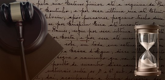 A imagem ilustra um martelo utilizado por juiz, parte de um documento histórico e uma ampulheta 
