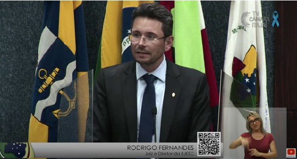 Diretor da Ejesc, juiz Rodrigo Fernandes, ocupa Tribunal da Câmara Municipal de Itajaí para fala...