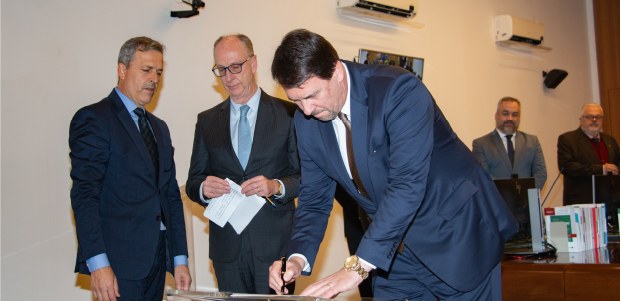TRE-SC-Imprensa-posse des. Schuch-2022 Desembargador Luiz Felipe Siegert Schuch assina termo de posse no TRE-SC