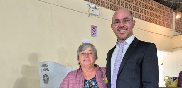 Imagem da mesária da 8ª ZESC no município de Major Vieira com o juiz eleitoral