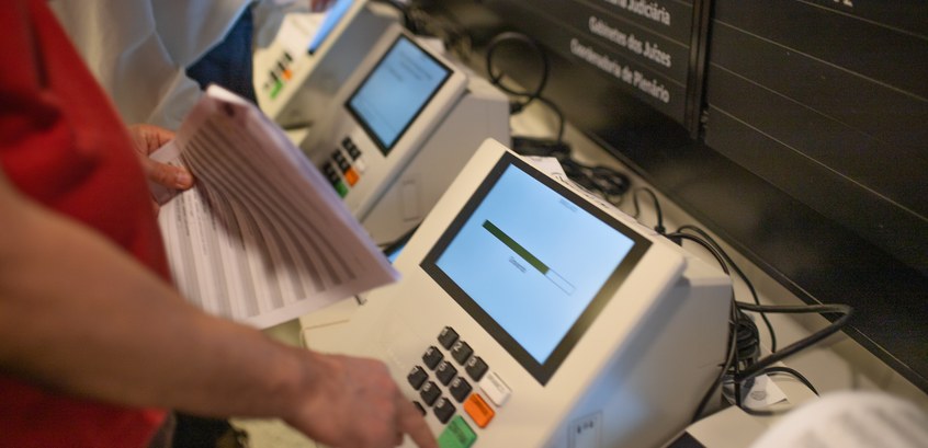 TRE-SC participa do 16º Simulado Nacional de Hardware para testar urnas eletrônicas das Eleições...