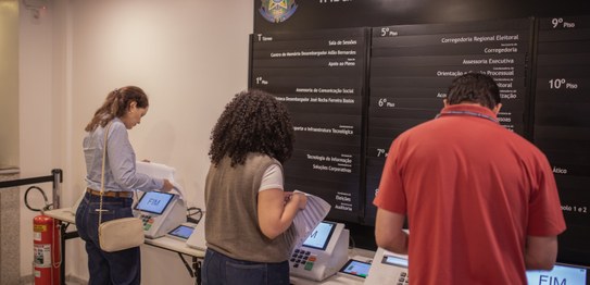 TRE-SC participa do 16º Simulado Nacional de Hardware para testar urnas eletrônicas das Eleições...