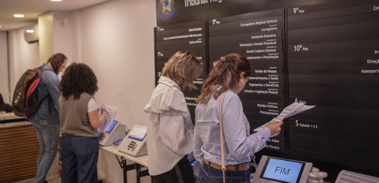 TRE-SC participa do 16º Simulado Nacional de Hardware para testar urnas eletrônicas das Eleições...