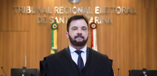 Juiz Adilor Danielli toma posse como juiz substituto no TRE-SC