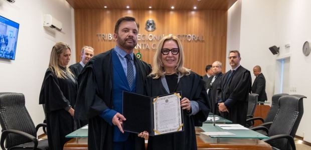Imagem do juiz Adilor com a presidente do TRE-SC desa Maria do Rocio