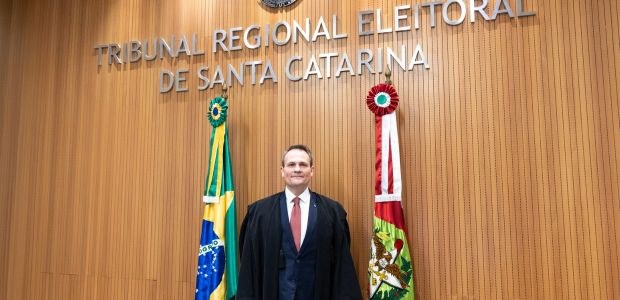 Juiz substituto do Pleno do TRE-SC em frente ao Plenário