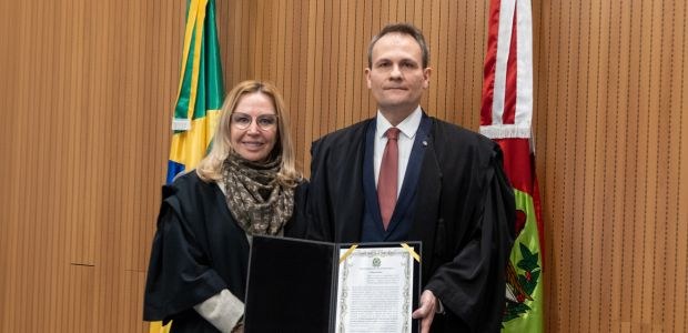 Foto do juiz substituto e a presidente do TRE-SC no Plenário