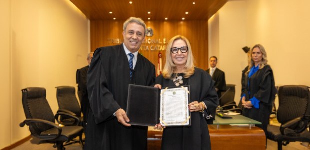 Foto do desembargador empossado como juiz substituto e a presidente do Tribunal no plenário do T...