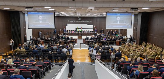 Foto da solenidade de posse dos novos presidente e vice-presidente/corregedora do Tribunal Regio...