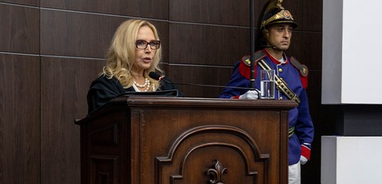 Foto da solenidade de posse dos novos presidente e vice-presidente/corregedora do Tribunal Regio...