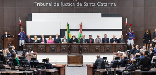 Foto da solenidade de posse dos novos presidente e vice-presidente/corregedora do Tribunal Regio...
