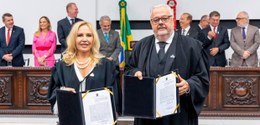 Foto da solenidade de posse dos novos presidente e vice-presidente/corregedora do Tribunal Regio...