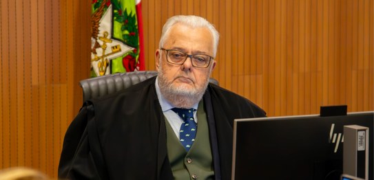 Imagens do plenário na última sessão do presidente d'Ivanenko
