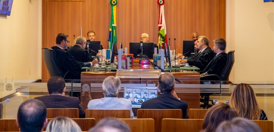 Imagens do plenário na última sessão do presidente d'Ivanenko