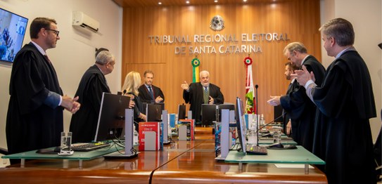 Imagens do plenário na última sessão do presidente d'Ivanenko