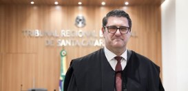 Imagem juiz substituto Pleno TRE-SC. Homem branco, cabelos pretos de terno e gravata