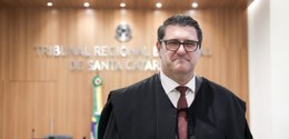 Imagem juiz substituto Pleno TRE-SC. Homem branco, cabelos pretos de terno e gravata